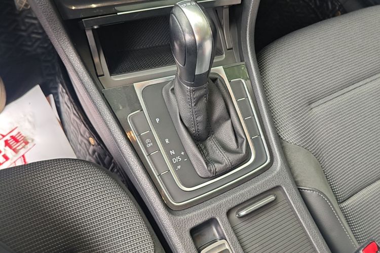 Volkswagen Golf 2020 car image #14
