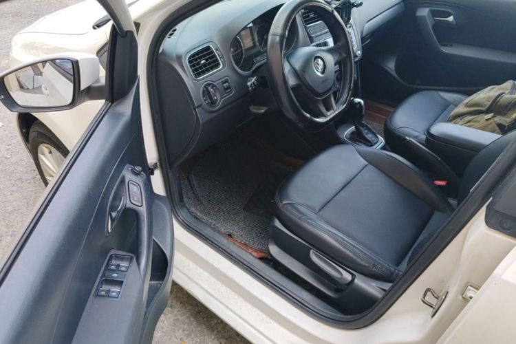 Volkswagen Polo 2015 car image #16