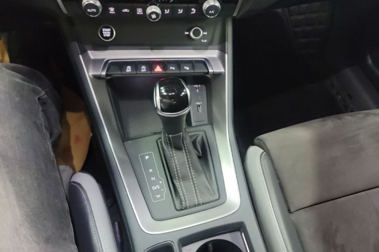 Audi Q3 2021 car image #14