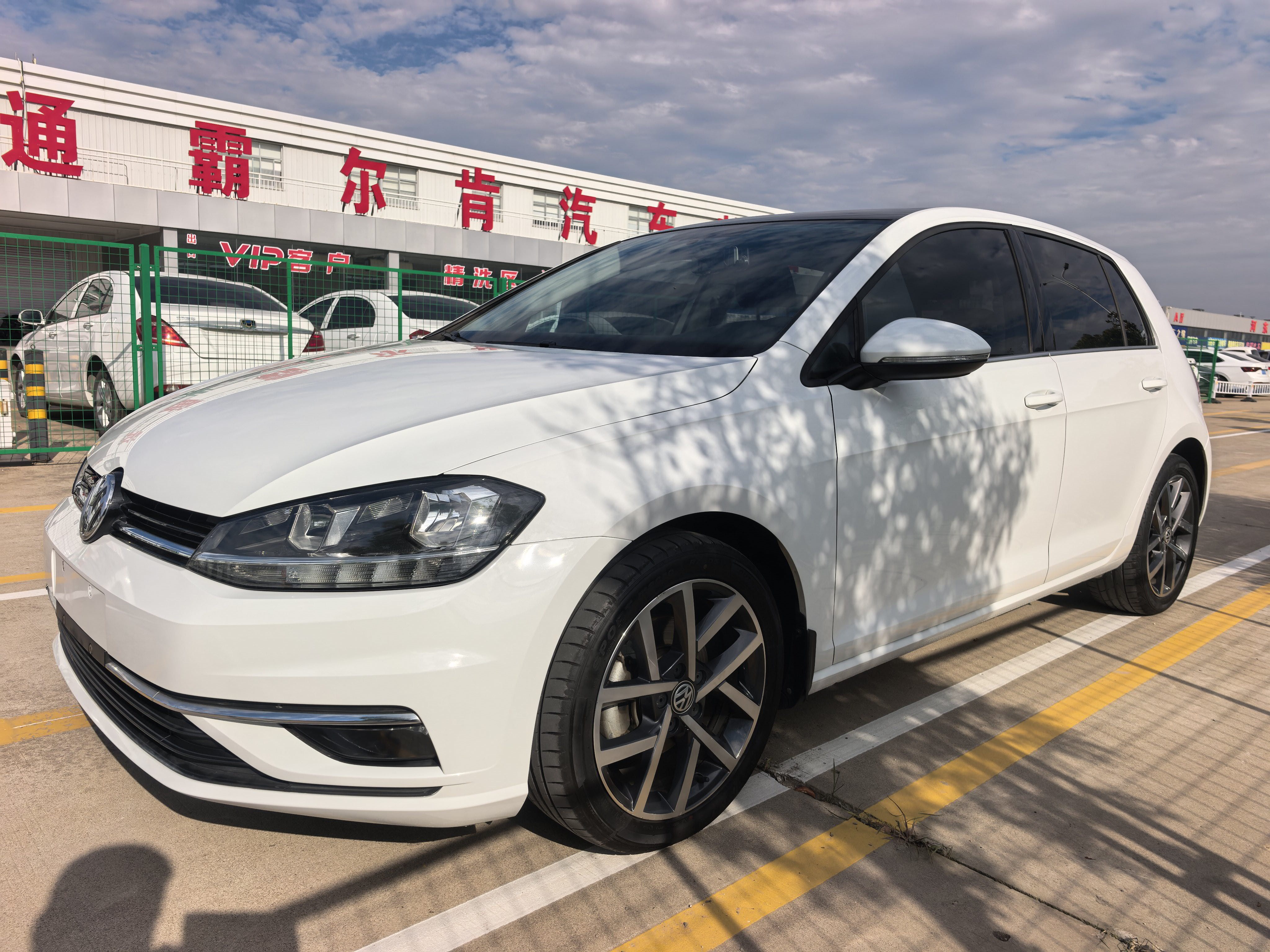 Volkswagen Golf 2020 car image #2