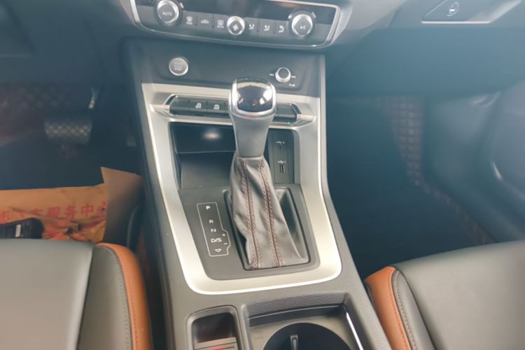 Audi Q3 2020 car image #14