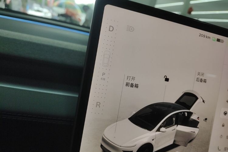 Tesla Model Y 2025 car image #14
