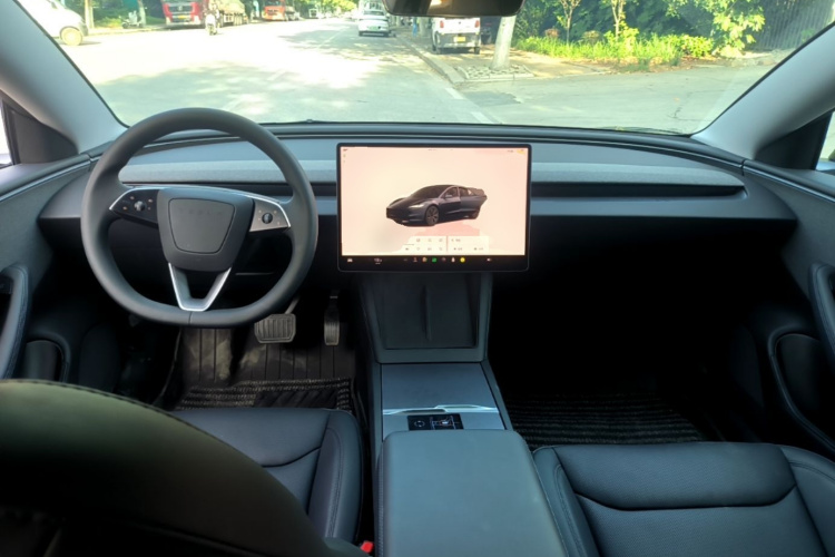 Tesla Model 3 2025 car image #10