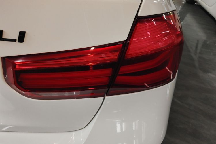 BMW 3 Series 2019 immagine di auto #8