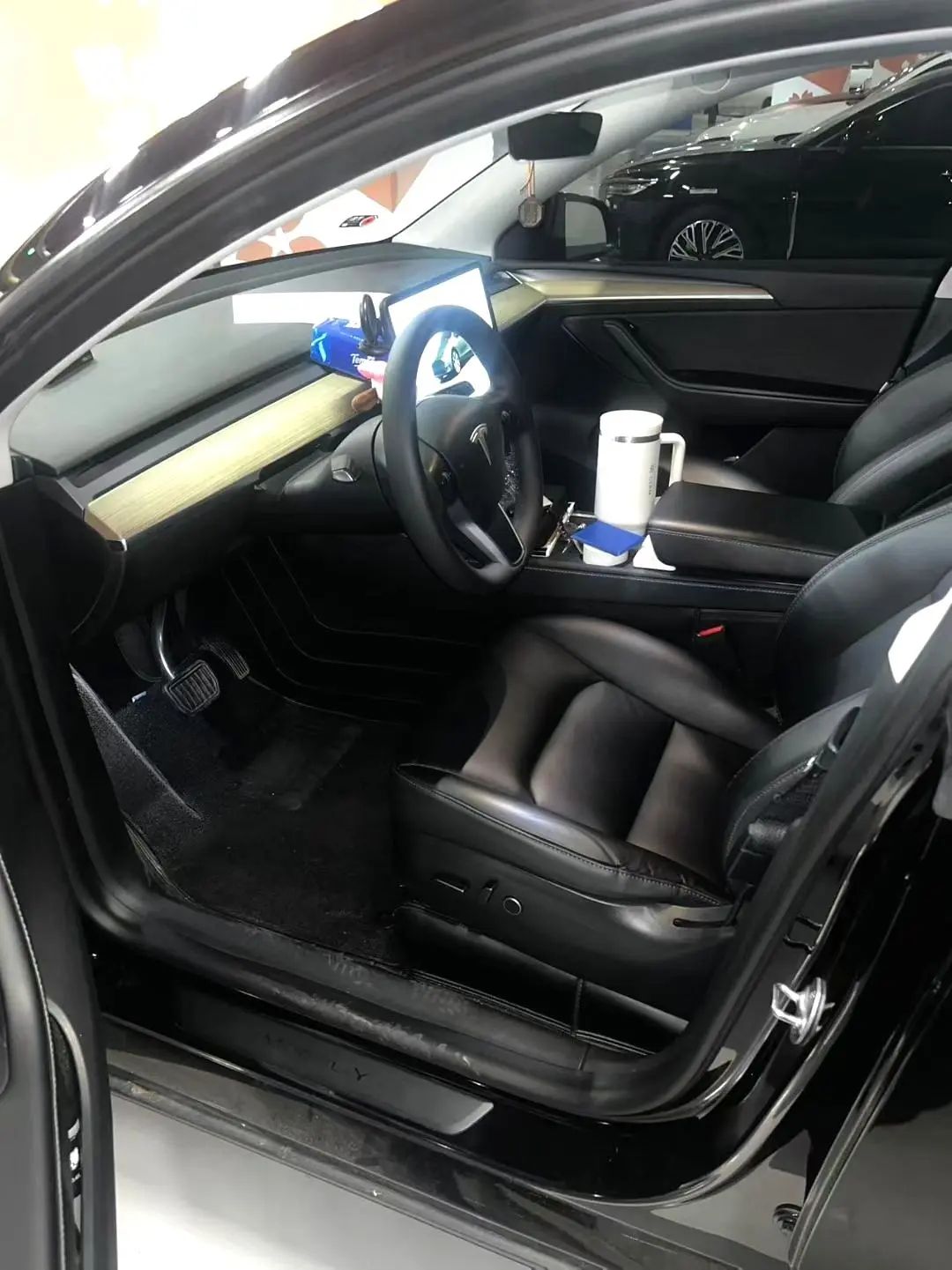 Tesla Model Y 2025 #3 Tesla Model Y 2025 car image #3