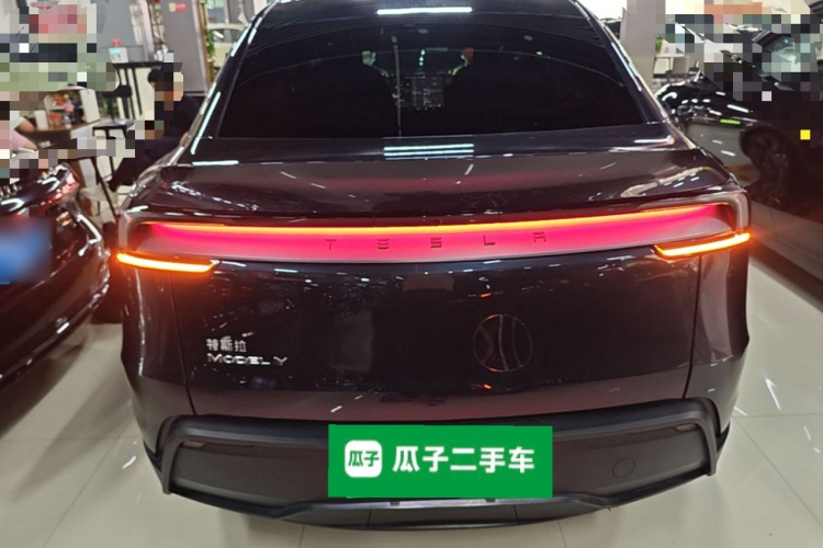 Tesla Model Y 2025 #6 Tesla Model Y 2025 car image #6