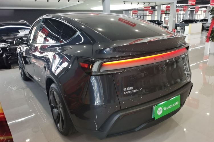 Tesla Model Y 2025 #5 Tesla Model Y 2025 car image #5