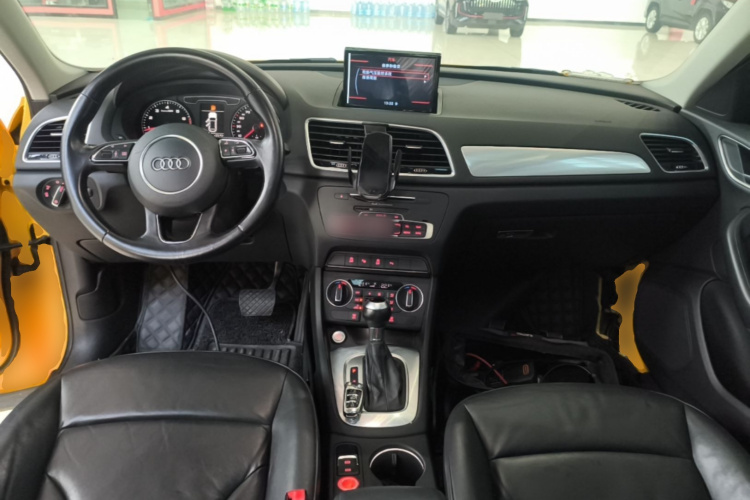 Audi Q3 2016 car image #10