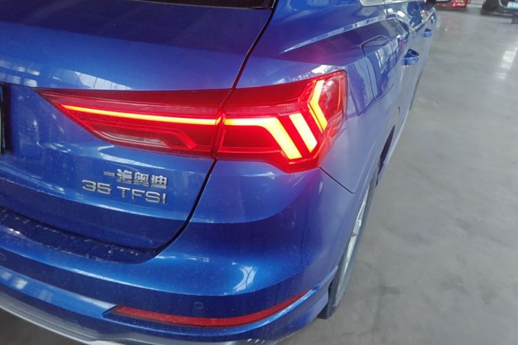 Audi Q3 2020 car image #8