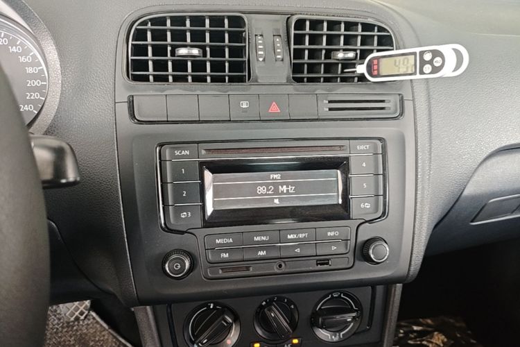 Volkswagen Polo 2015 car image #13