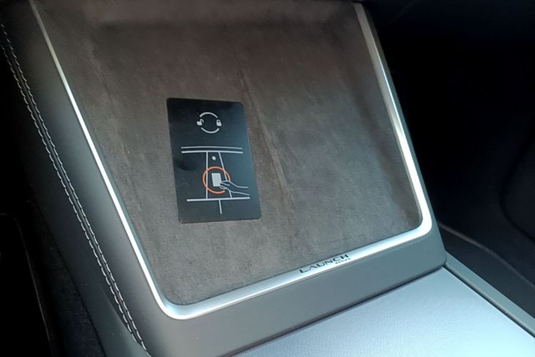 Tesla Model Y 2025 immagine di auto #16