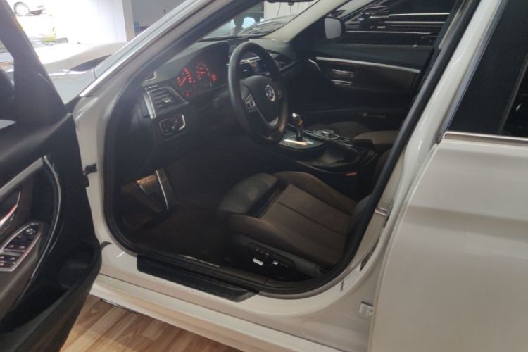 BMW 3 Series 2018 immagine di auto #16