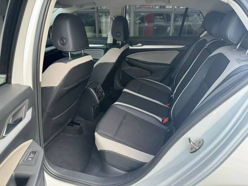 Volkswagen Golf 2021 car image #4