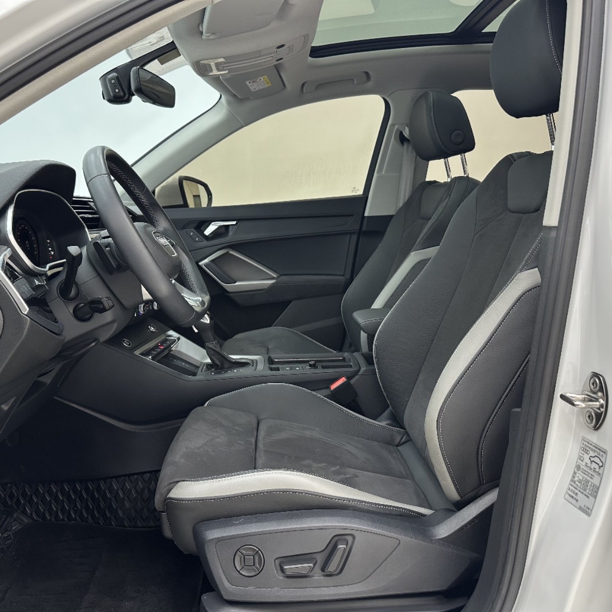 Audi Q3 2022 car image #6