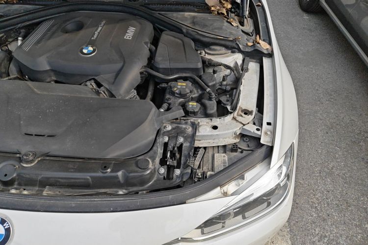 BMW 3 Series 2018 car image #29