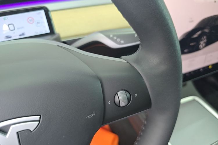 Tesla Model Y 2023 car image #14