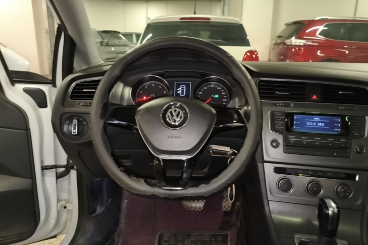 Volkswagen Golf 2015 car image #12