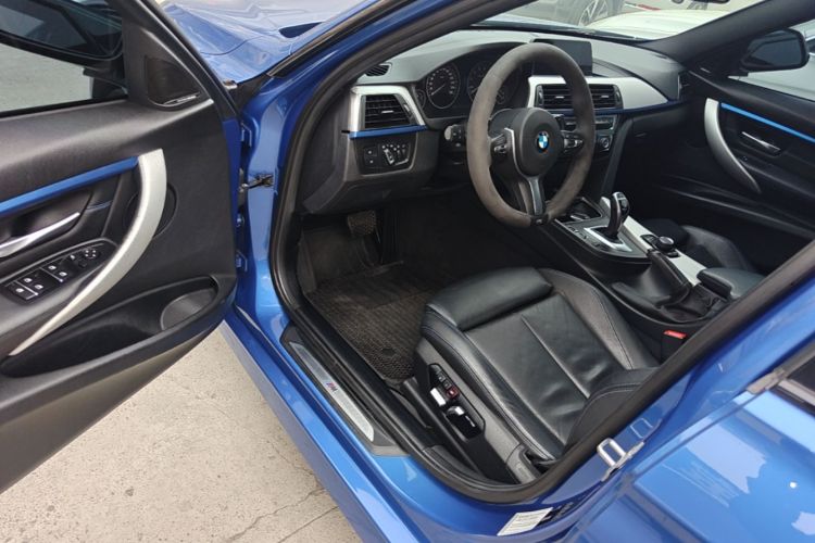 BMW 3 Series 2018 car image #12