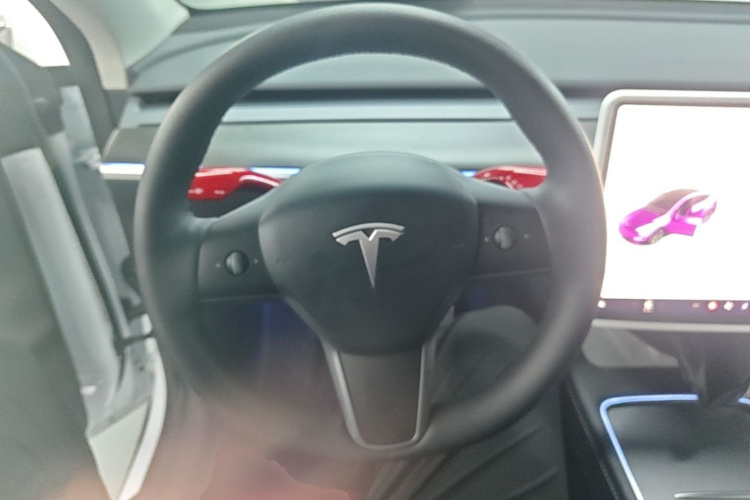 Tesla Model Y 2024 car image #11