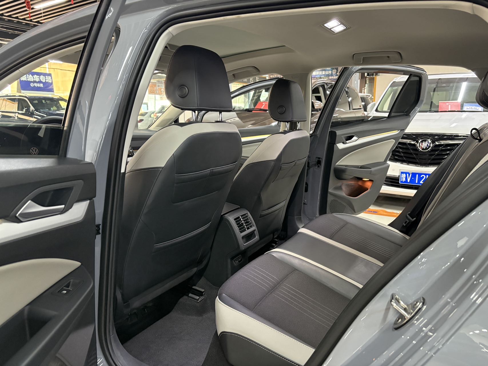 Volkswagen Golf 2023 car image #5