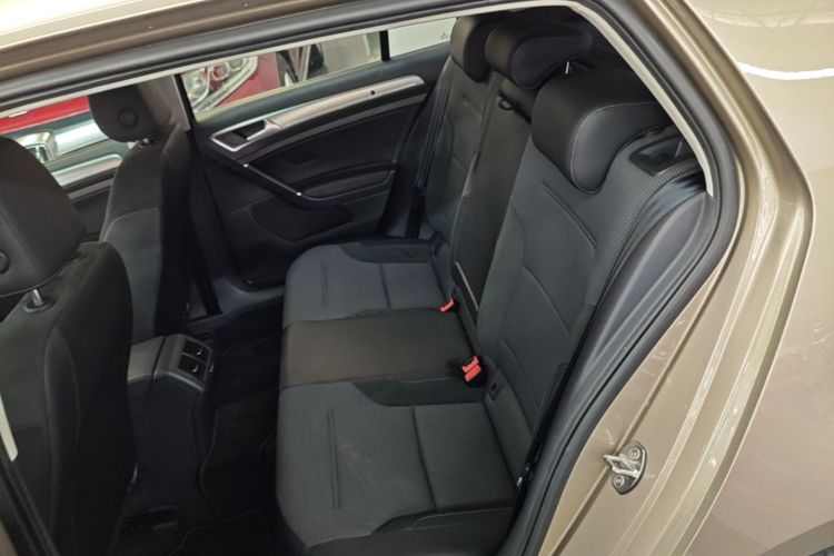 Volkswagen Golf 2018 car image #17