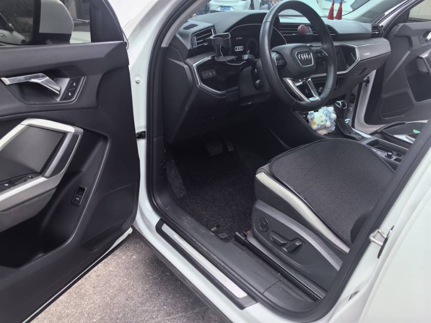 Audi Q3 2023 car image #2
