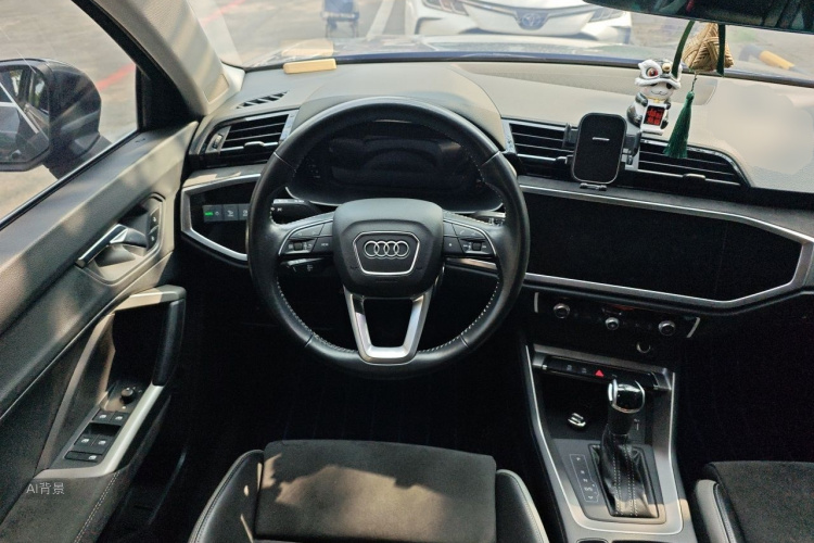Audi Q3 2020 car image #12