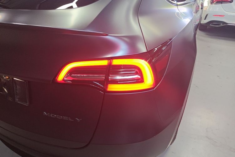 Tesla Model Y 2021 car image #8