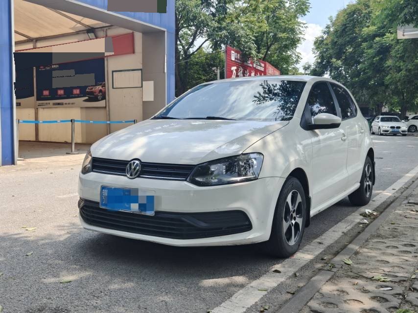 Volkswagen Polo 2015 car image 