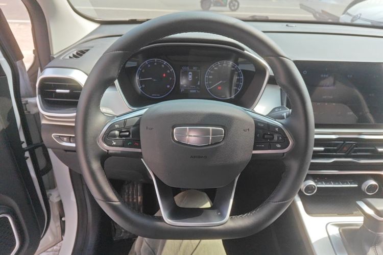 GEELY Coolray 2026 #15 GEELY Coolray 2026 car image #15
