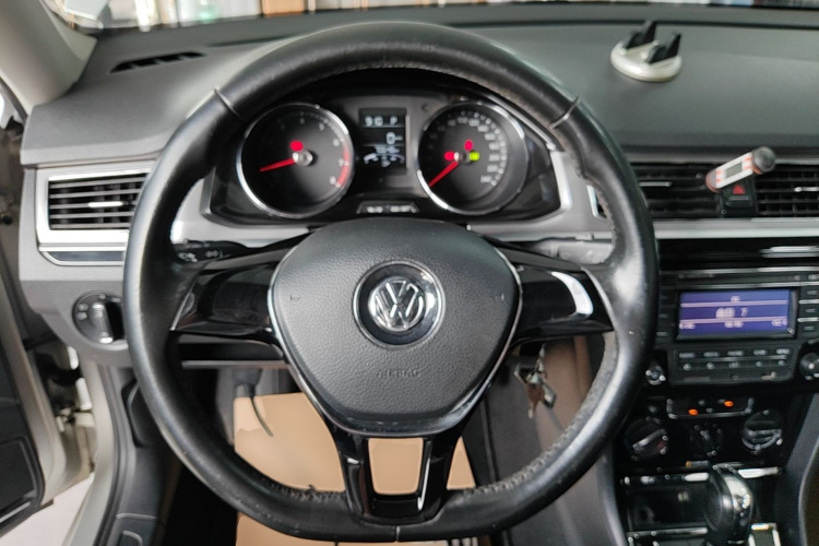Volkswagen Bora 2016 car image #11