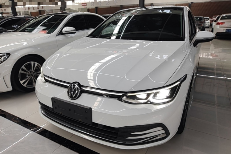 Volkswagen Golf 2021 car image #2