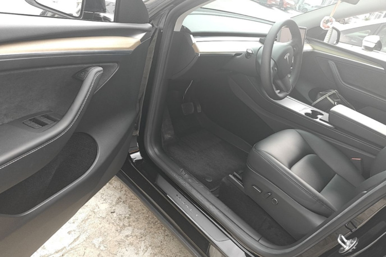 Tesla Model Y 2023 car image #16