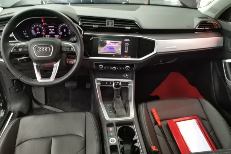 Audi Q3 2020 car image #10