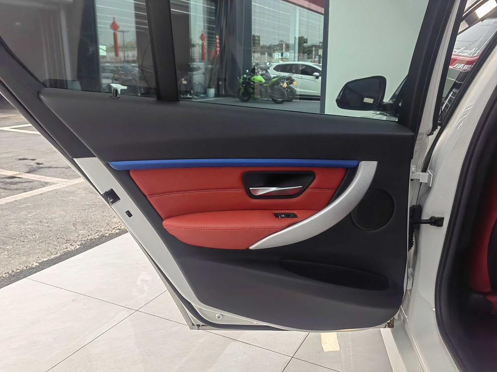 BMW 3 Series 2019 car image #19