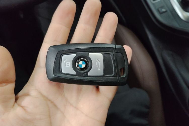 BMW 3 Series 2019 car image #9