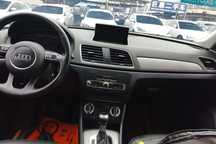 Audi Q3 2016 car image #13
