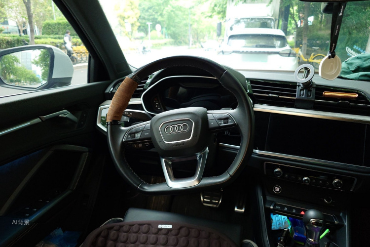 Audi Q3 2024 car image #12