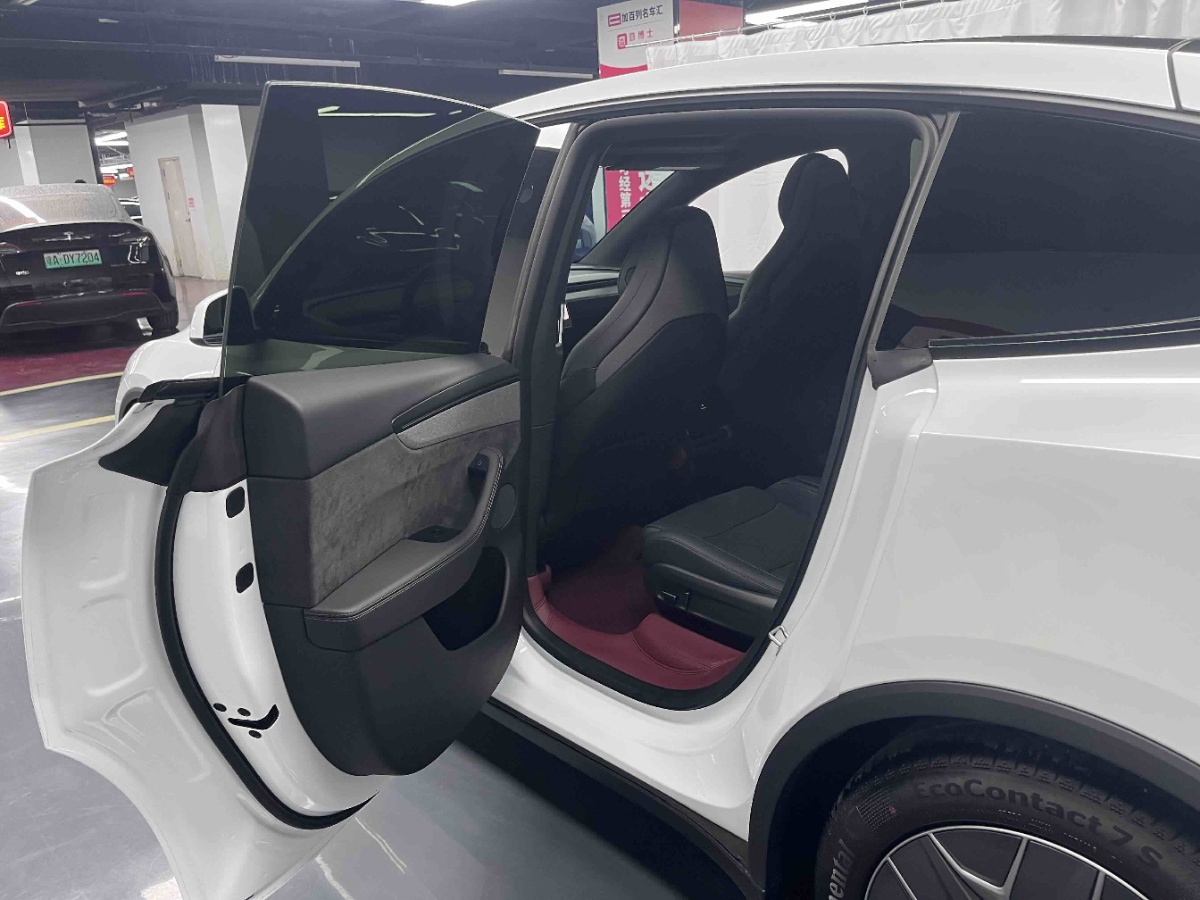 Tesla Model Y L 2026 #7 Tesla Model Y L 2026 car image #7