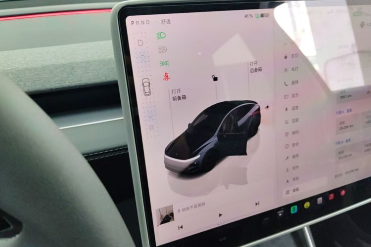 Tesla Model Y 2025 immagine di auto #14
