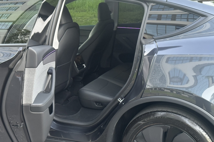Tesla Model Y 2025 immagine di auto #17