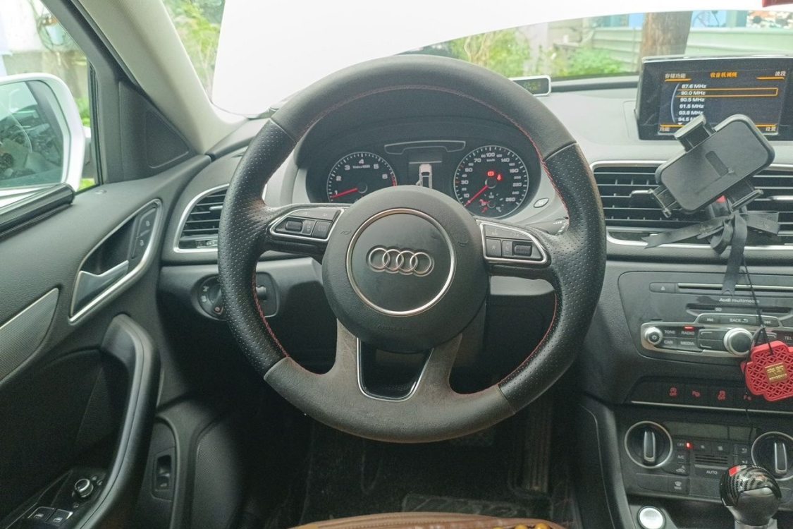 Audi Q3 2016 car image #24