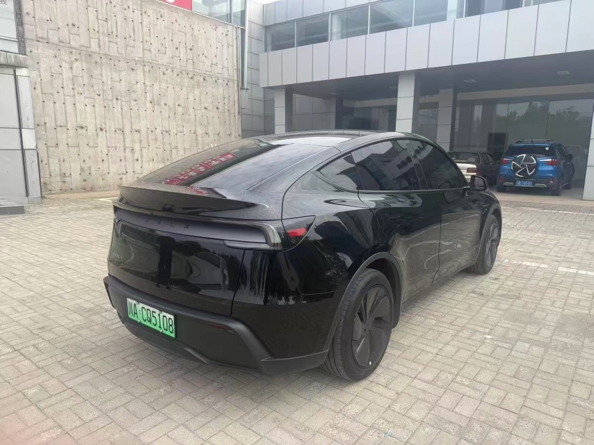 Tesla Model Y 2025 #6 Tesla Model Y 2025 car image #6