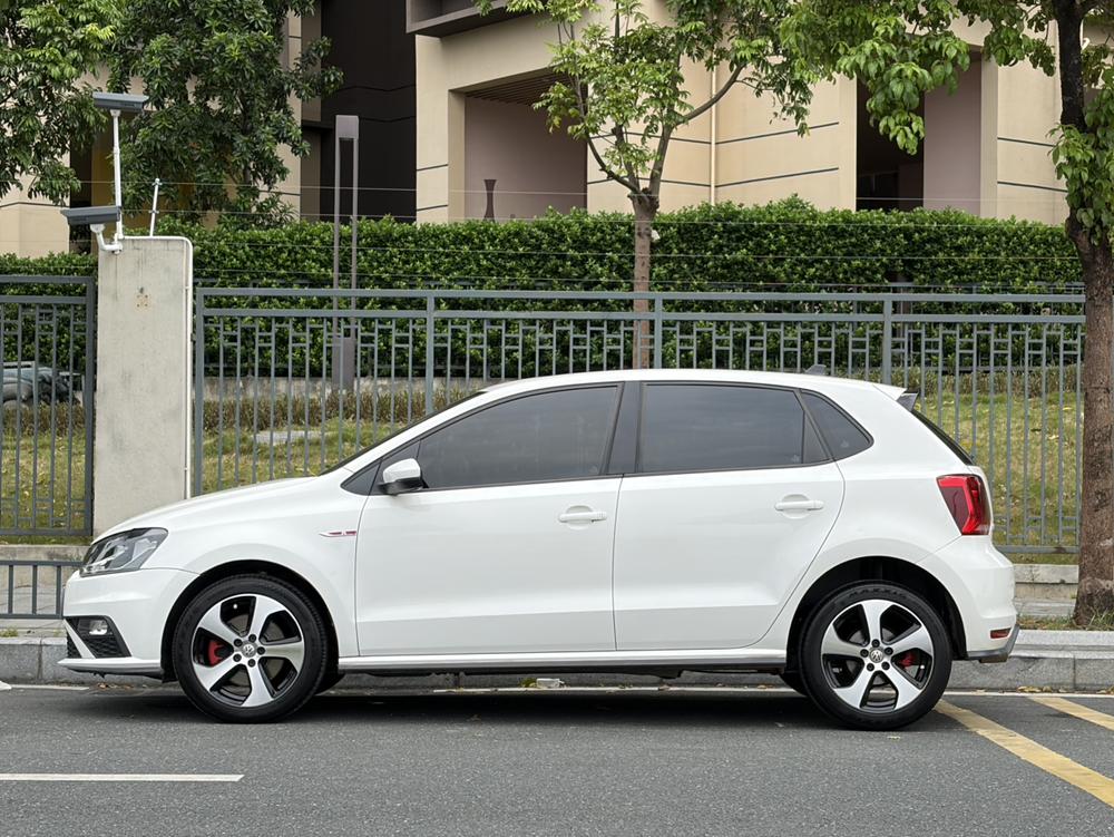 Volkswagen Polo 2015 car image #4