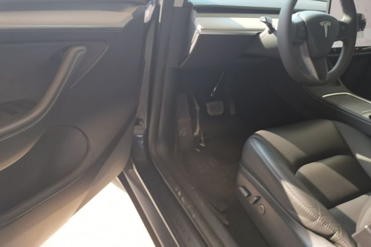 Tesla Model Y 2024 immagine di auto #16