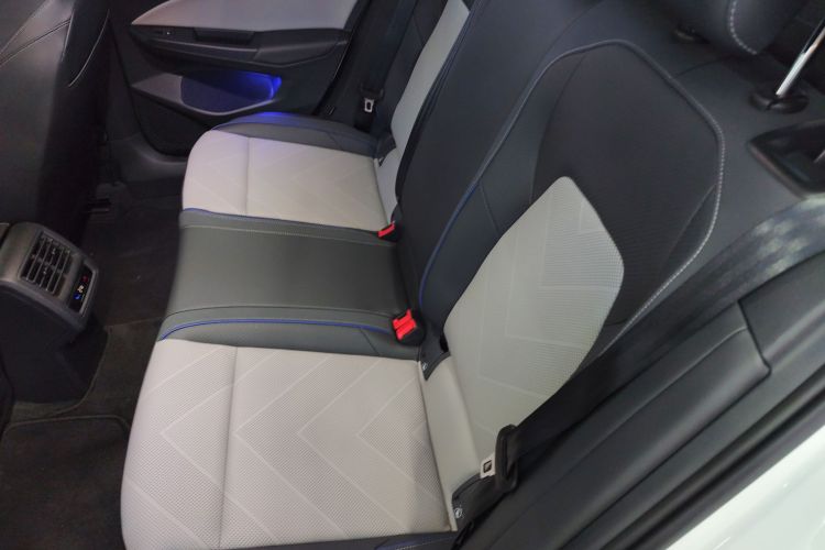 Volkswagen Golf 2025 car image #13