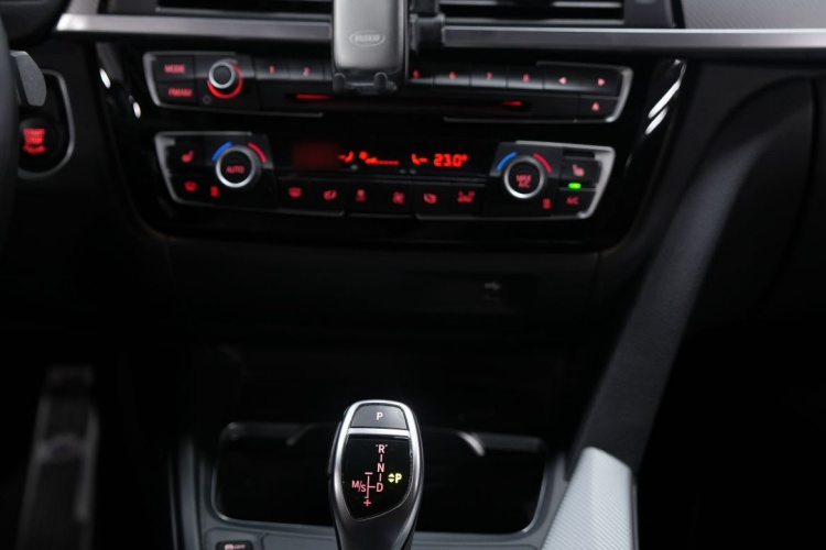 BMW 3 Series 2018 car image #10