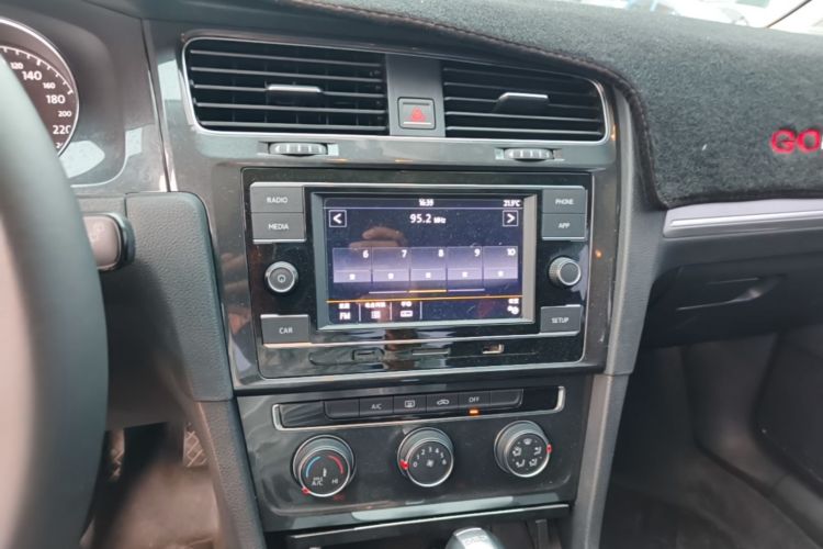 Volkswagen Golf 2018 car image #13
