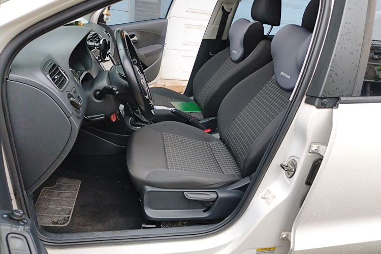 Volkswagen Polo 2016 car image #17