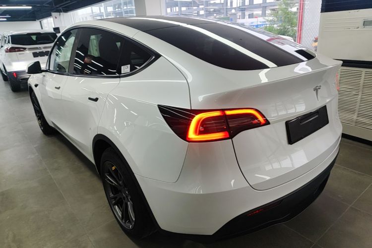 Tesla Model Y 2024 #5 Tesla Model Y 2024 car image #5